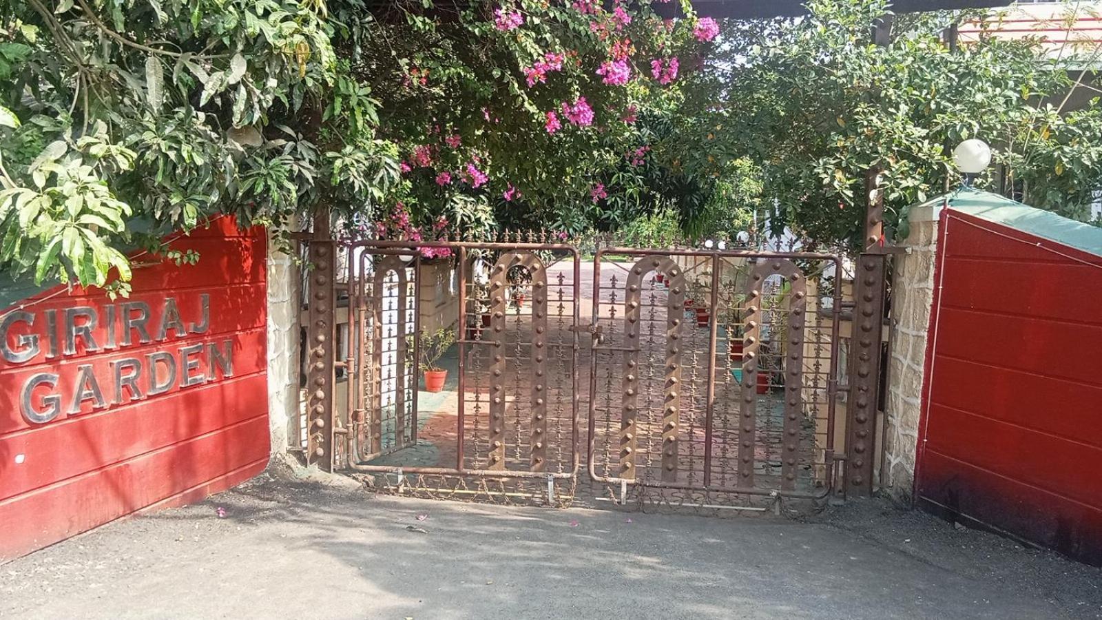 Giriraj Garden Resort Vagholi  Luaran gambar